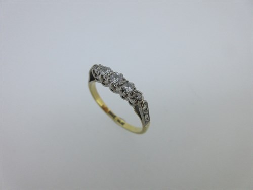 Lot 76 - A five stone diamond ring