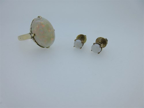 Lot 97 - A single stone opal ring together with a pair of opal earstuds