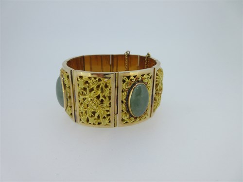 Lot 40 - A panel bracelet set with jadeite jades