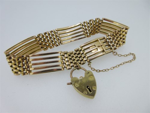 Lot 73 - A gatelink bracelet