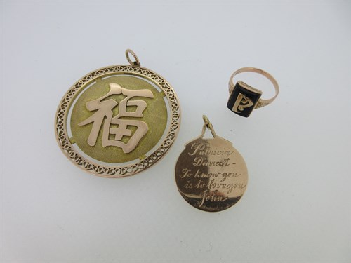 Lot 22 - An onyx initial ring together with two pendants