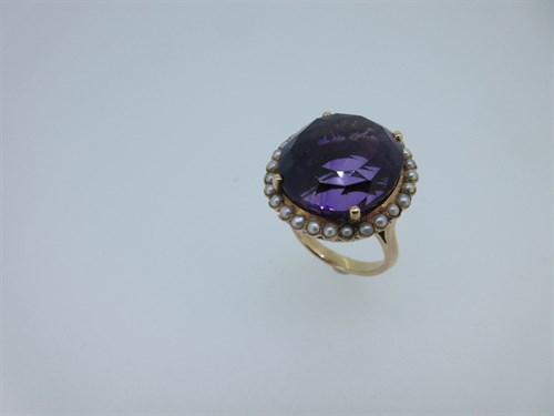Lot 164 - An amethyst and seed pearl ring
