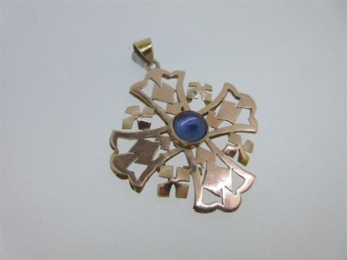 Lot 138 - A pendant cross set with a cabochon blue hardstone