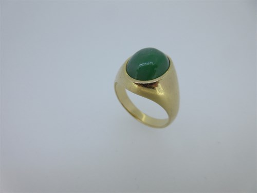 Lot 70 - A signet ring set with jade