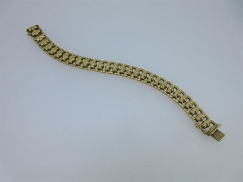 Lot 30 - An Italian fancy link bracelet stamped '750'
