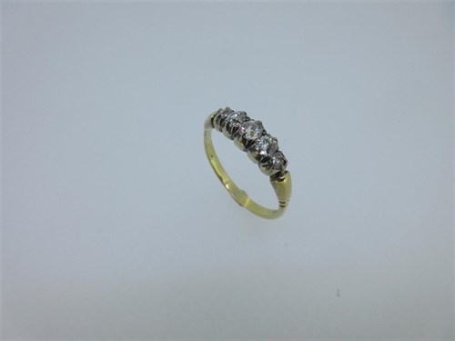 Lot 169 - A diamond five stone ring