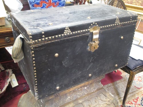 Lot 422 - A Trunk. 42x74x41 cm.