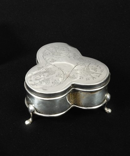Lot 393 - An Edward VII silver dressing table jewellery box