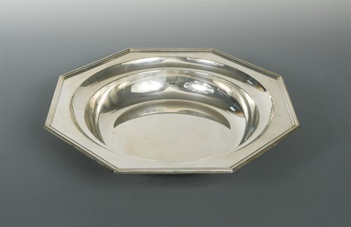 Lot 321 - A 20th century Italian metalwares silver dish