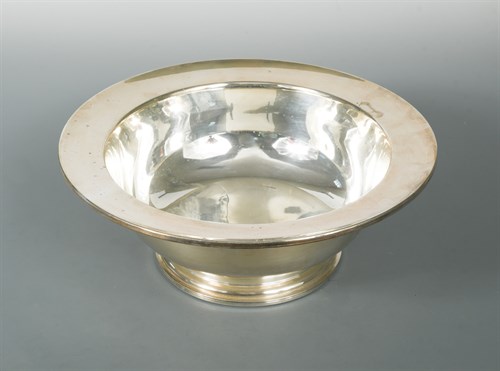 Lot 322 - A 20th century Italian metalwares large silver bowl