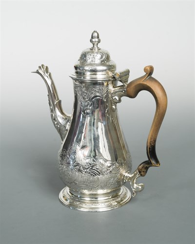 Lot 332 - A George III silver coffee pot