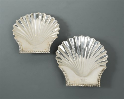 Lot 354 - A pair of George IV silver butter shells