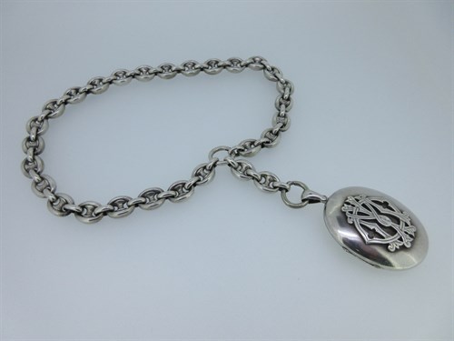 Lot 14 - A Victorian collar chain and pendant locket