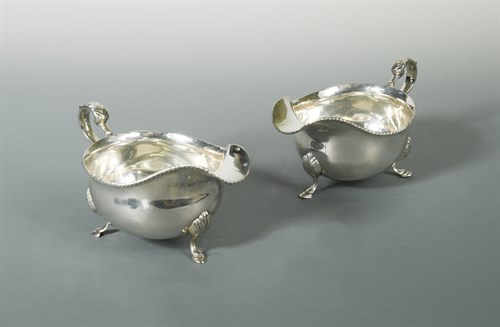 Lot 419 - A pair of George V silver sauce boats
