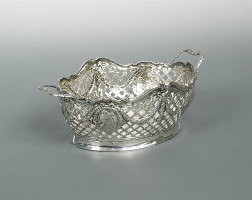 Lot 302 - A 20th century German silver bread basket