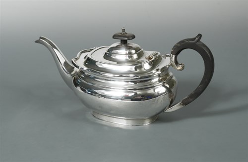 Lot 414 - A George V silver parapet teapot