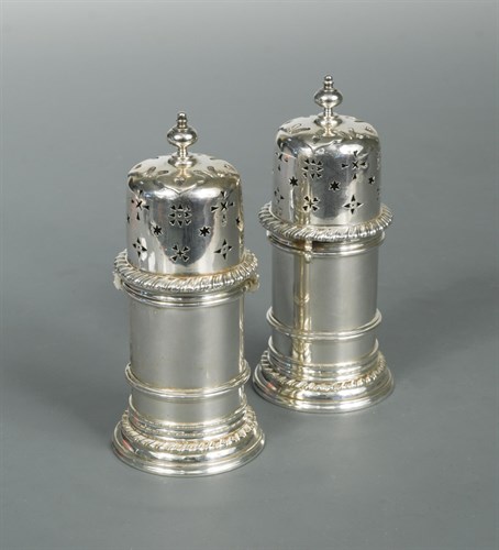 Lot 389 - A pair of Edward VII silver pepper casters