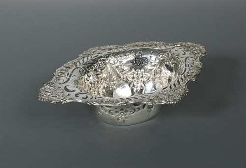Lot 372 - A Victorian silver bon bon dish