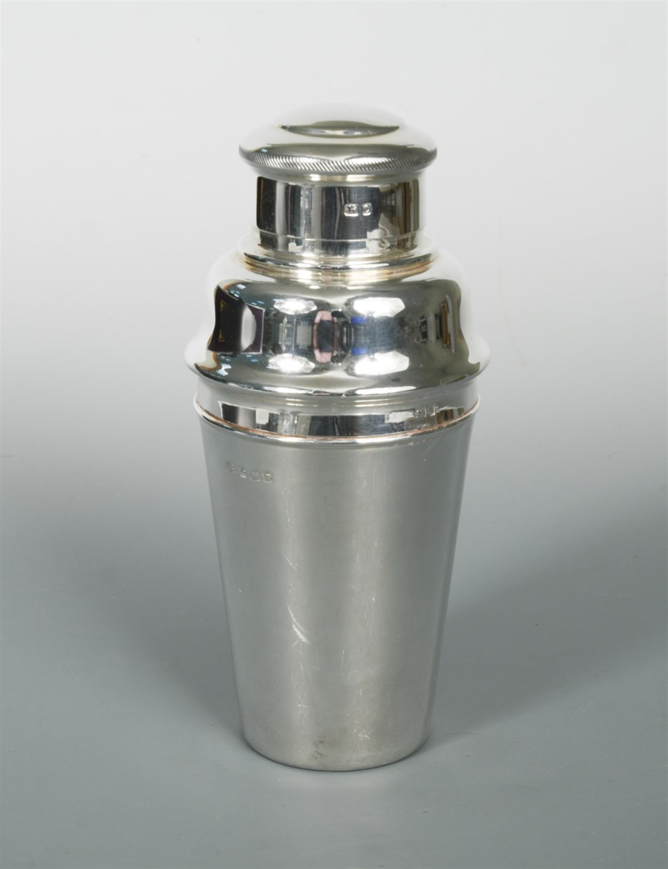 Lot 424 - A George VI silver cocktail shaker
