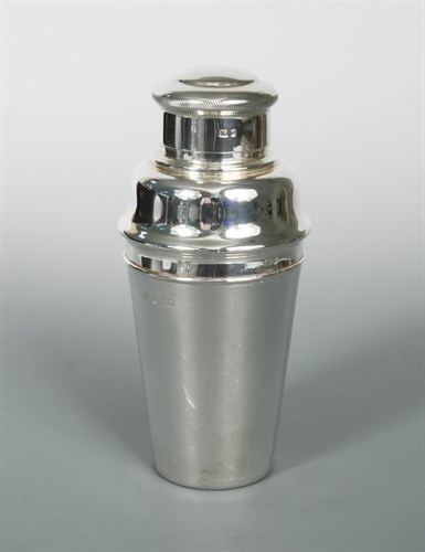 Lot 424 - A George VI silver cocktail shaker