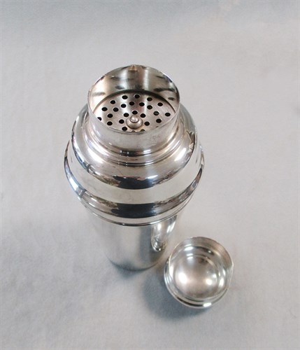Lot 424 - A George VI silver cocktail shaker