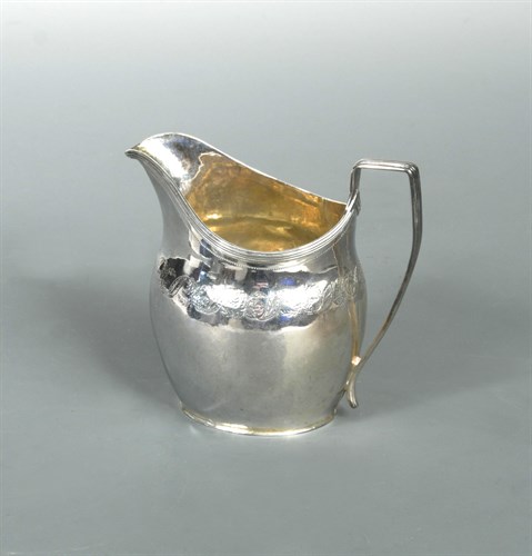 Lot 334 - A George III silver cream jug