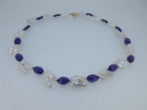 Lot 166 - An amethyst and cultured baroque pearl necklace