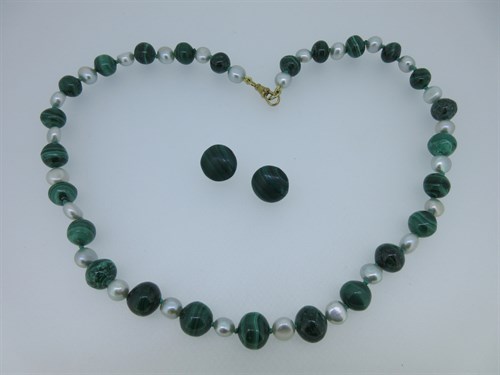 Lot 104 - A malachite and cultured pearl necklace with a pair of malachite earstuds