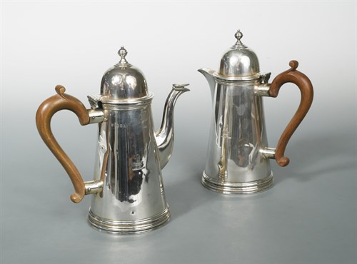 Lot 407 - A George V silver café au lait set