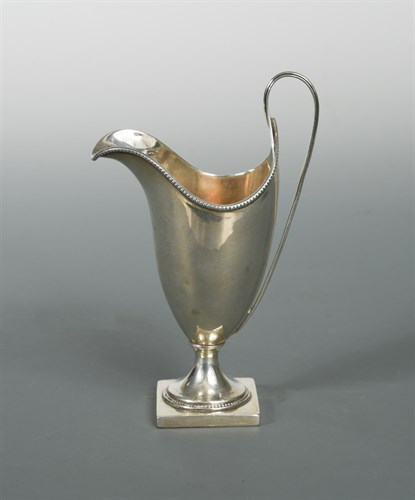 Lot 392 - An Edward VII silver cream jug
