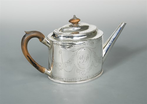 Lot 338 - A George III silver teapot by Hester Bateman