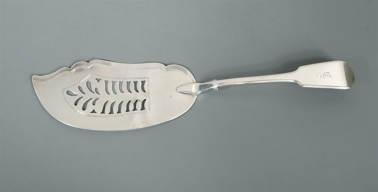 Lot 450 - Glasgow - A George IV silver fish slice