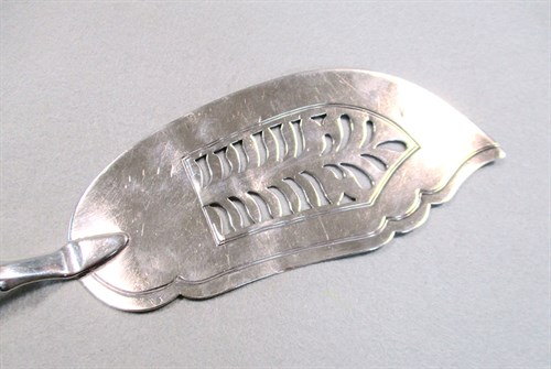 Lot 450 - Glasgow - A George IV silver fish slice