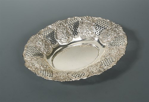 Lot 387 - A Victorian silver bread basket