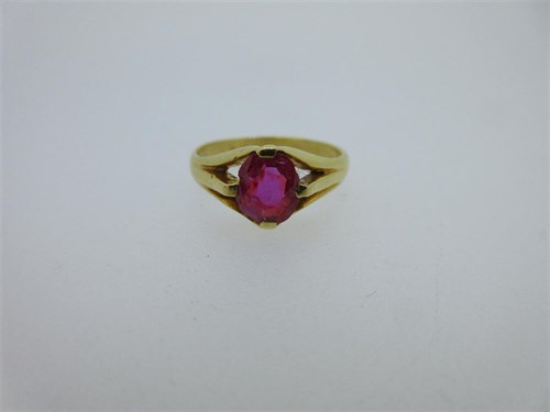Lot 186 - A single stone ruby and gold ring