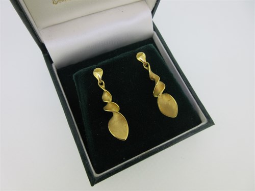 Lot 214 - A pair of 9ct gold spiral twist earpendants