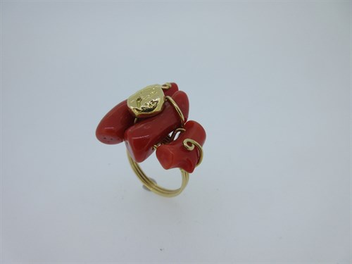 Lot 69 - A modern Italian red coral ring stamped '750'