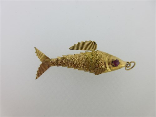 Lot 196 - An articulated fish pendant which tests for 18ct gold