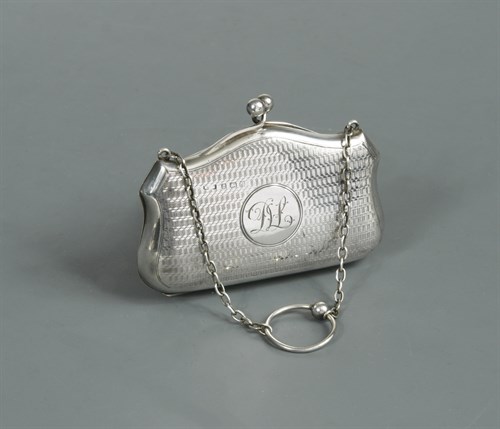Lot 421 - A George V silver dance purse