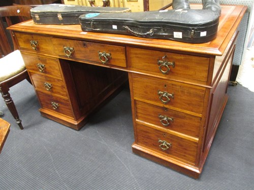 Lot 621 - A mahogany pedestal desk 79 x 137 x 82 cm