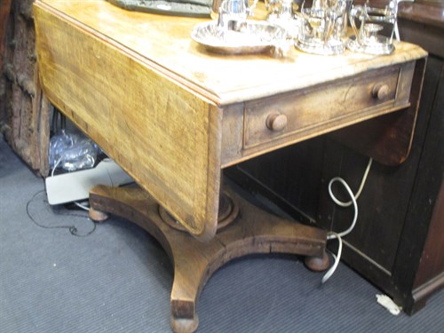 Lot 638 - A Regency mahogny pembroke drop leaf table