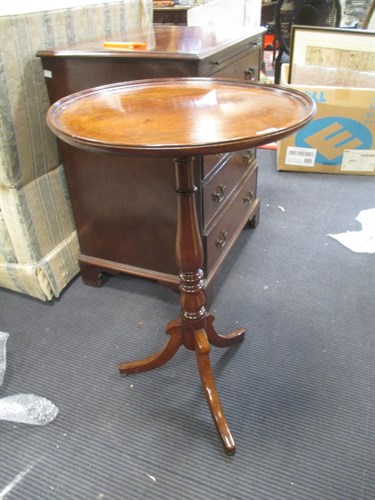 Lot 394 - A Regency mahogany tray top tripod table