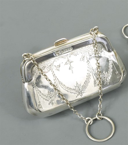 Lot 422 - A George V silver dance purse