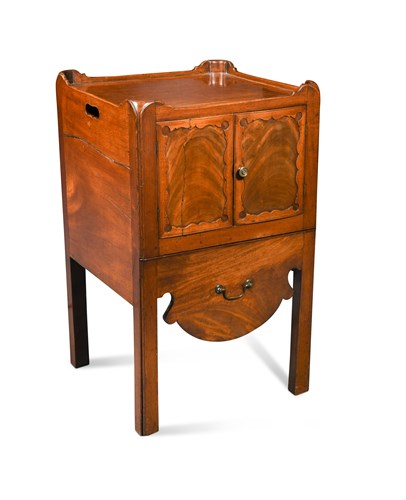 Lot 524 - A George III mahogany night cupboard