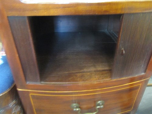 Lot 581 - A Georgian mahogany bedside cabinet with...