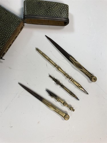 Lot 415 - A George III shagreen draughtsman's etui