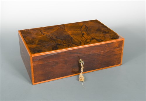 Lot 389 - A Dunhill walnut humidor