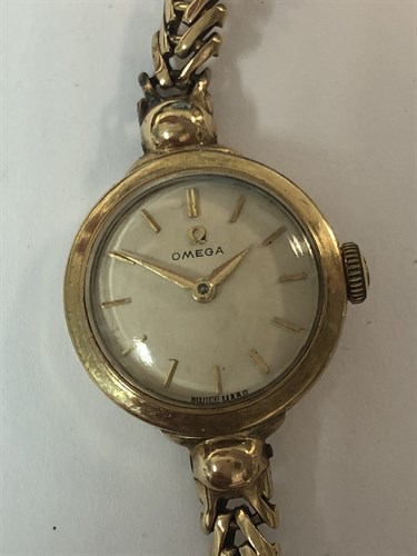 Lot 466 - Omega - A lady's 9ct gold wristwatch