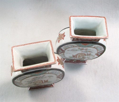 Lot 2 - A pair of Japanese porcelain moonflasks, of Kutani type, Meiji period (1868-1912)