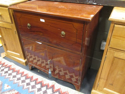 Lot 649 - A commode chest 70 x 65 x 42 cm